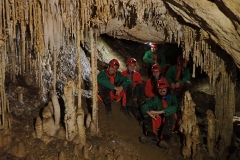 Des belles concrétions sont présentes dans le réseau : stalactites, stalagmites, colonnes, excentriques...