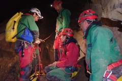 Explications techniques pour apprendre à remonter un obstacle à l'aide d'une corde.
