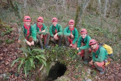 Photo de groupe à la sortie du gouffre après une belle exploration.