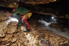 Désescalade de la cascade située entre deux strates de calcaire. L'eau y a creusé un passage permettant aujourd'hui de pousser l'exploration.