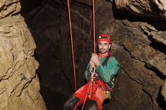 Remontée sur corde de 10 mètres dans un joli puits bien sculpté. L'exercice est accessible au plus grand nombre !