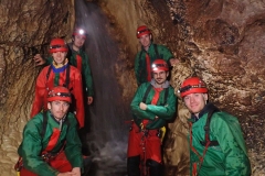 Photo de groupe devant la jolie cascade qu'il est possible de descendre en rappel.