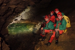 La rivière souterraine se termine en aval sur un siphon qui est le point bas de la grotte.