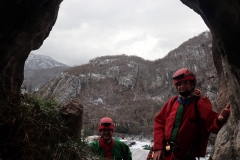 À l'entrée de la grotte des Amoureux, point de départ et de retour de l'exploration du jour.