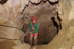 Descente en rappel en autonomie grâce à un apprentissage de la technique et un accompagnement durant sa réalisation.