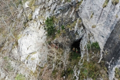 Vue aérienne de l'entrée de la grotte de Pène Blanque