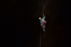 Descente en rappel plein vide de 33 mètres dans un gros volume. Il y a de l'ambiance !