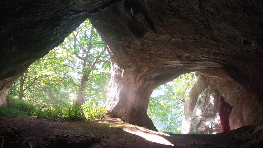 Entrée de la grotte de Pène Blanque - Massif de la Coume Ouarnède - Haute Garonne (31)